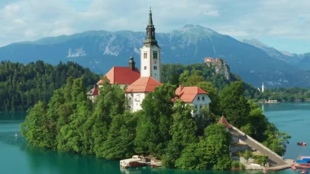 Isola di Bled con chiesa cattolica contro montagne giganti — Video Stock