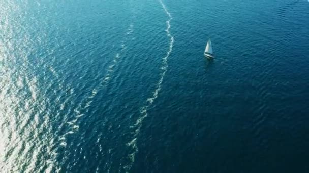 Kis jacht vitorlák kék víz Adriai-tenger napsütéses napon — Stock videók