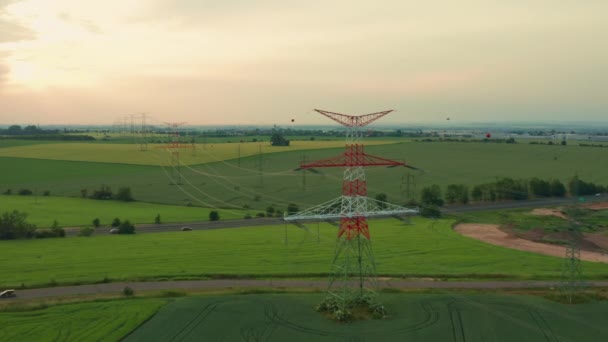 农村地区有输电线路的格栅塔 — 图库视频影像