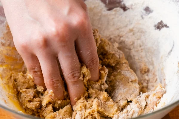 混合ボウルに生地をこねる女性パン屋の手の閉じる.ケーキやクッキーのための自家製ペストリー — ストック写真
