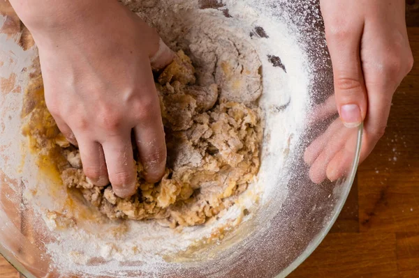 混合ボウルに生地をこねる女性パン屋の手の閉じる.ケーキやクッキーのための自家製ペストリー — ストック写真