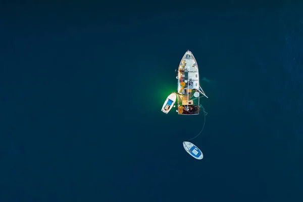 A fény megvilágítja az Adriai-tengeren sodródó hajó vizét. — Stock Fotó