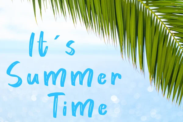 它的夏季信息以优雅的字体写在棕榈叶和蓝色海的背景上。假日概念和旅行社广告 — 图库照片