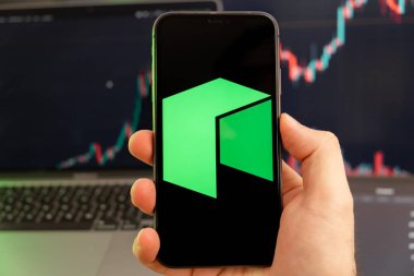 Akıllı telefon ekranındaki Neo kripto para birimi logosu yeşil arka plandaki grafikte büyüyen bir eğilimle birlikte 