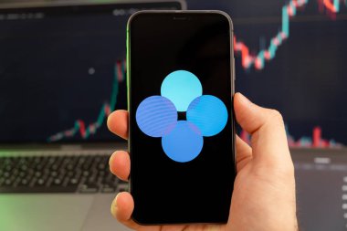 OKB şifreleme logosu erkek eliyle akıllı telefon ekranında yeşil arka planda büyüyen bir eğilimle birlikte 