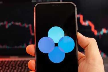 OKB şifreleme logosu erkek eliyle akıllı telefon ekranında, kırmızı ışık arka planında eğilim var, Şubat 2022, San Francisco, ABD 