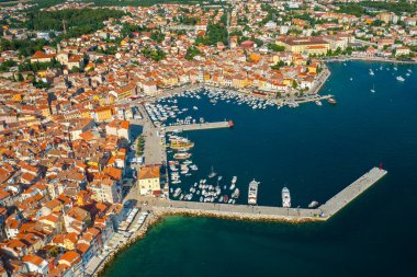 Marinaya yakın kırmızı çatıları olan Rovinj kasabası.