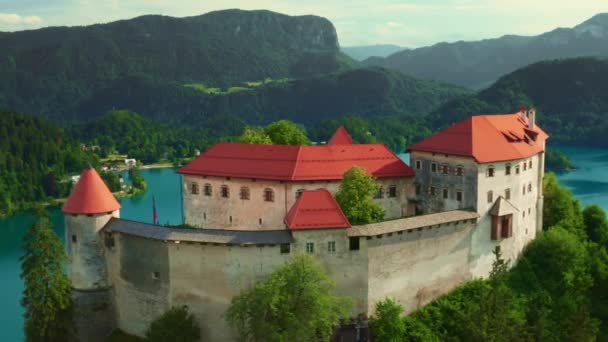 Antiguo castillo con vistas al lago Bled y las montañas forestales — Vídeo de stock