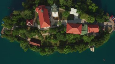 Küçük Bled Gölü adasındaki Katolik kilisesinin çatıları.