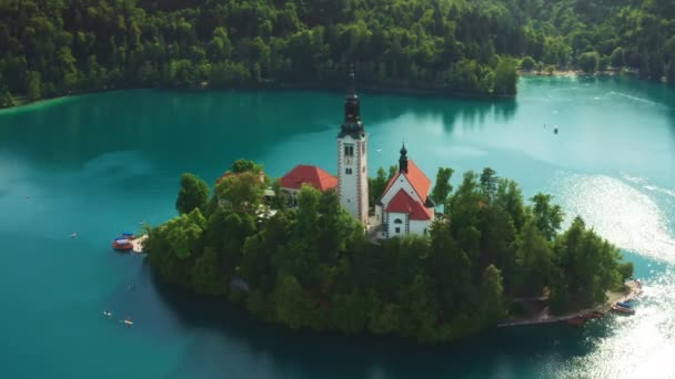 Kościół Wniebowzięcia Najświętszej Marii Panny zbudowany na wyspie Bled Lake — Wideo stockowe