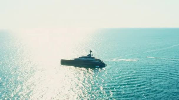 Lyx yacht korsar solens väg reflekterande i Adriatiska havet — Stockvideo