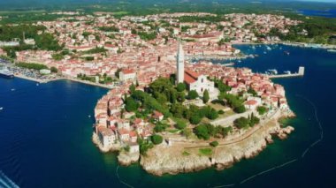 Eski şehir Rovinj 'de St. Euphemia Kilisesi merkezde.