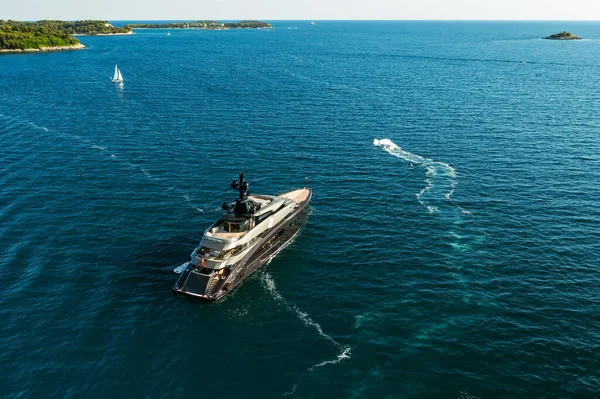 Jacht sodródik az Adriai-tenger közelében félsziget erdőkkel — Stock Fotó