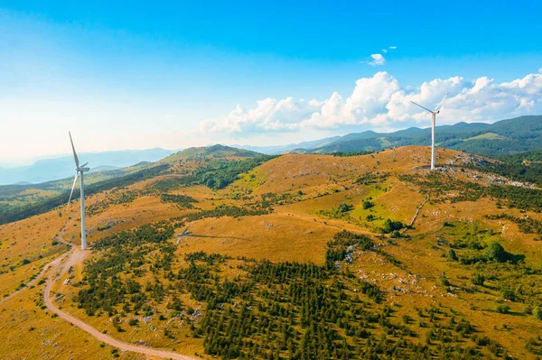 Вітрові турбіни генерують альтернативну чисту енергію в високогір'ї — стокове фото