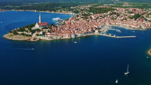 Ciudad croata Rovinj en la península de Istria cerca del mar Adriático — Vídeo de stock