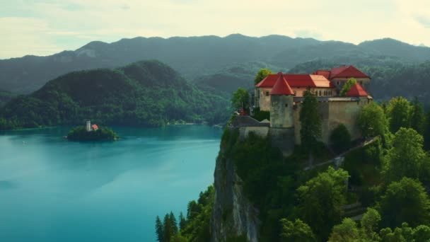 Castello medievale costruito sopra il precipizio che domina il lago di Bled — Video Stock