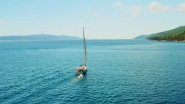 Yelkenli Adriyatik Denizi 'nden geçiyor ormancılık adalarından