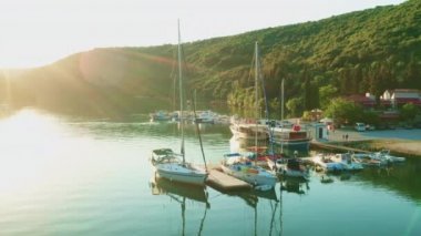 Lima Körfezi 'ndeki istiridye çiftliğinde kıyıya demir atmış küçük tekneler.