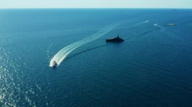 Adriyatik Denizi 'nde büyük bir yat beyaz köpük izi bırakıyor.