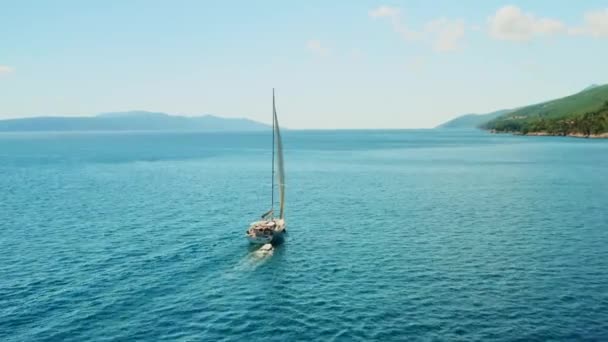 Żaglówki na Adriatyku przepływające przez wyspy leśne — Wideo stockowe
