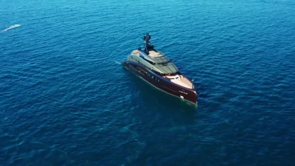 Yacht di lusso in viaggio a vela sull'acqua blu del mare Adriatico — Video Stock