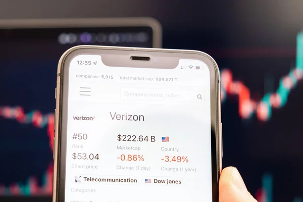 Preço das ações da Verizon na tela do celular em mão de homem com gráficos de mercado de ações em mudança em segundo plano, fevereiro de 2022, San Francisco, EUA — Fotografia de Stock