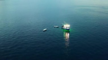 Adriyatik Denizi 'nde küçük teknelerle akşam balıkçılığı