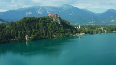 Dağlara karşı ortaçağ kalesi inşa edildi.