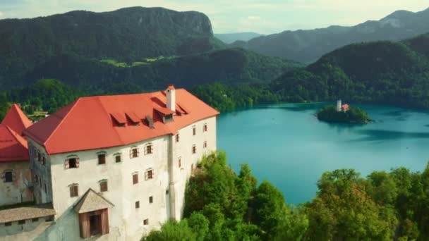Castelo medieval com vista para a pequena ilha no lago Bled — Vídeo de Stock