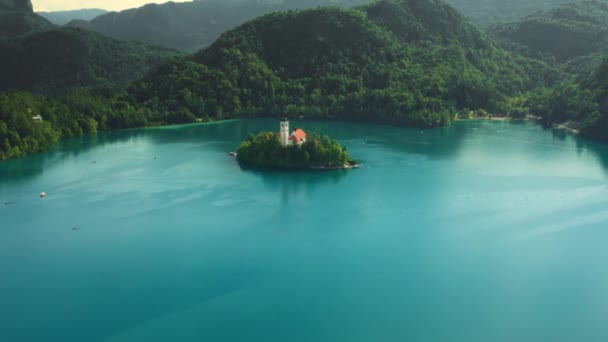 Piccola isola a forma di lacrima nel mezzo del lago di Bled in Slovenia — Video Stock