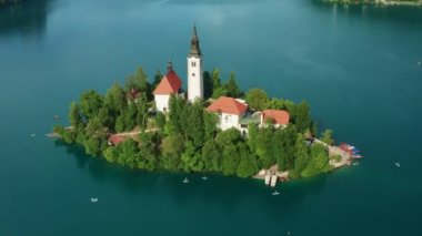 Gölün mavi sularında yemyeşil ağaçlarla kaplanmış bir ada.