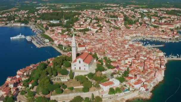 Kościół św. Eufemii w centrum nadmorskiej miejscowości Rovinj — Wideo stockowe