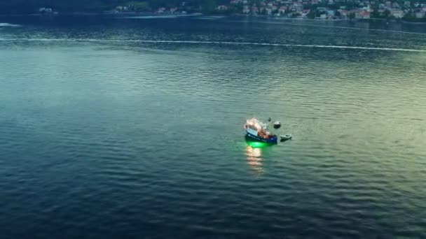 Esti halászat naplementekor az Adriai-tengeren a tengerparti város közelében — Stock videók