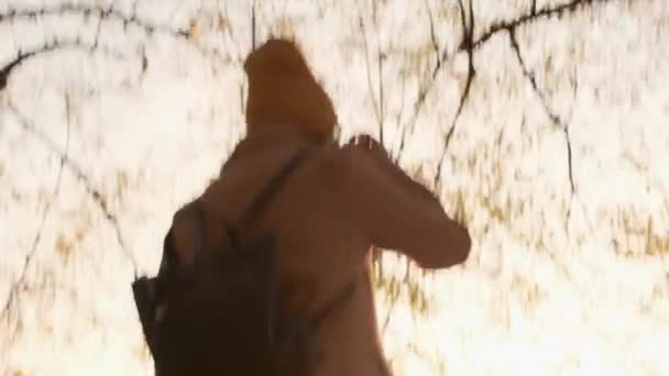 女摄影师在夕阳西下拍了一张秋天森林的照片 — 图库视频影像