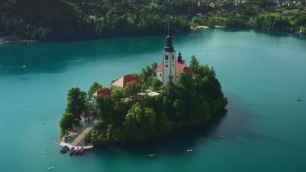 Pequena ilha em forma de lágrima localizada no meio do lago Bled — Vídeo de Stock