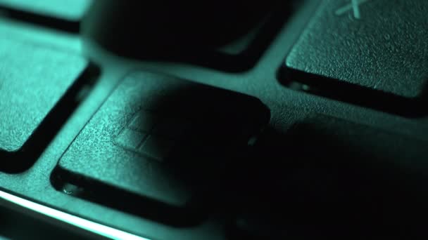 Persoon drukt op menu toets op computer toetsenbord bij groen licht — Stockvideo