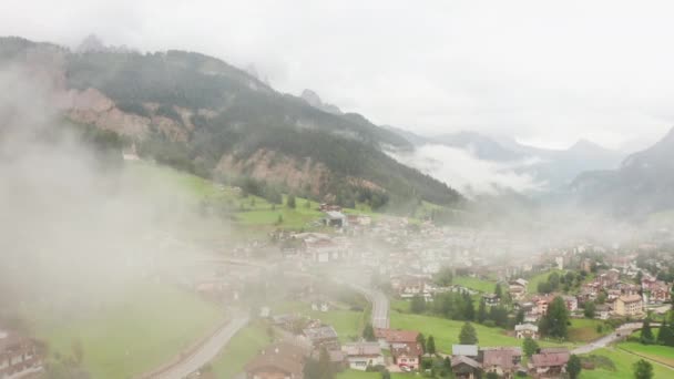 Movimiento a través de las nubes a la pequeña ciudad en el valle del cañón — Vídeo de stock