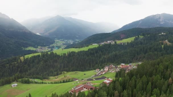 Klein dorp en dennenbos in het Alpengebergte vallei — Stockvideo