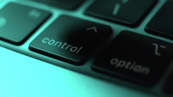 Пользовательский палец нажимает клавишу управления на клавиатуре тонированного зеленого цвета — стоковое видео