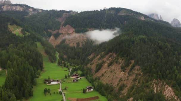 Villaggio e abete nelle Alpi altopiano valle vista a volo d'uccello — Video Stock