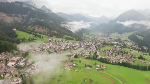 Ville sur un terrain verdoyant luxuriant dans la vallée de montagne vue panoramique — Video