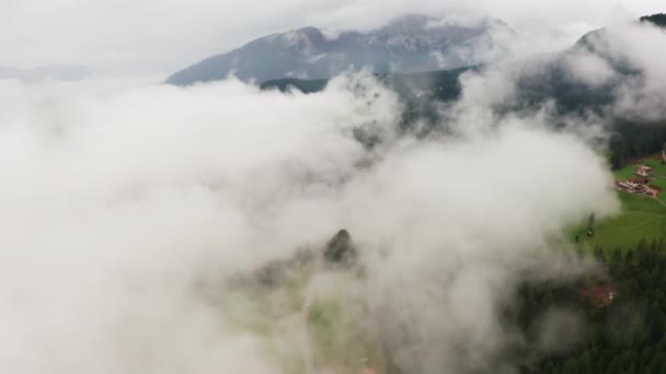 Movimento através de uma grande nuvem branca perto da encosta da montanha dos Alpes — Vídeo de Stock