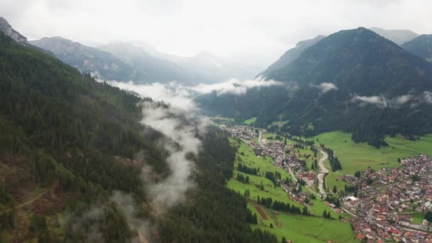 Işık bulutlarının altında çam ormanlarıyla kaplı dağ yamaçları — Stok video