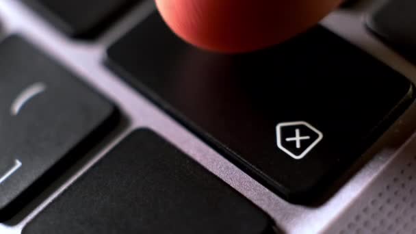 Пользователь нажимает клавишу backspace для удаления данных на ноутбуке — стоковое видео