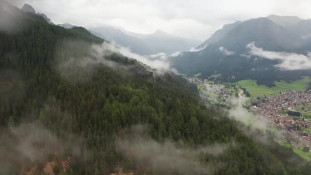 Wald am Hang der Alpen Berg und Stadt im Canyon-Tal — Stockvideo