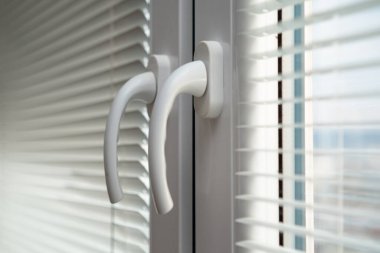 Panjurlu kapalı beyaz plastik pencere kulpları