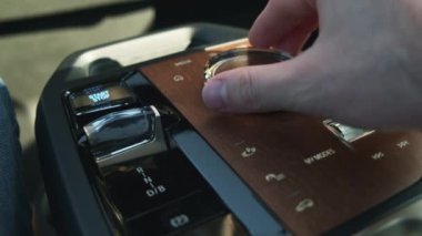 Sürücü BMW IX aracında multimedya sistem denetimini yönetir