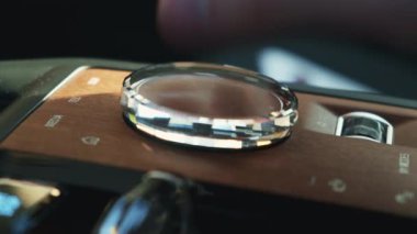 İnsan BMW IX 'in multimedya sistem denetiminde kipi ayarlar