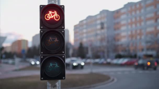 Trafikljuset ändrar gradvis läge från gult till grönt — Stockvideo