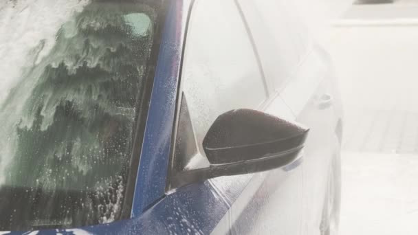 Pracovník čistí automobil s vodním paprskem na mytí aut — Stock video